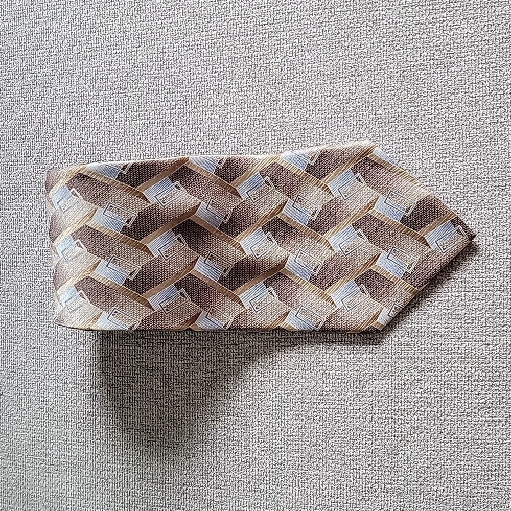 Geometric abstract silk tie